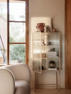 Ferm Living Vitrina con puertas de vidrio Haze