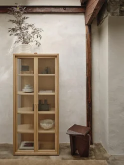 Ferm Living Vitrina con vidrio acanalado Reed