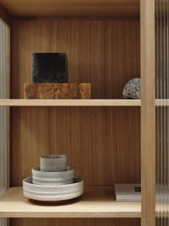 Ferm Living Vitrina con vidrio acanalado Reed