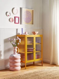 Mustard Made Vitrina de metal con cristal acanalado The Mixer